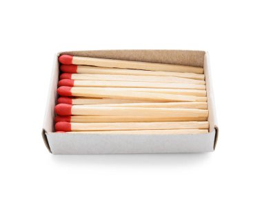 Beyaz arkaplanda yeni kibrit çöpleri olan kutu