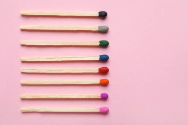 Pembe arka planda farklı yeni kibrit çöpleri