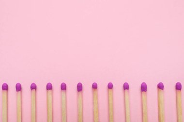 Pembe arkaplanda yeni kibrit çöpleri