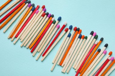 Mavi arkaplanda farklı yeni kibrit çöpleri