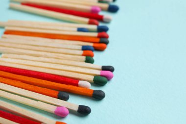 Mavi arkaplanda farklı yeni kibrit çöpleri, yakın plan