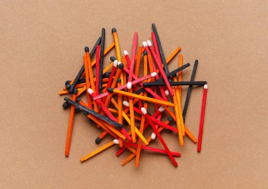 Renk arkaplanındaki farklı kibrit çöpleri yığını