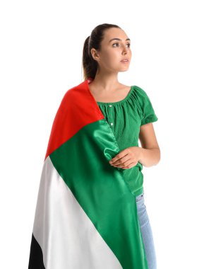 Beyaz arka planda Meksika bayrağı olan güzel bir genç kadın.