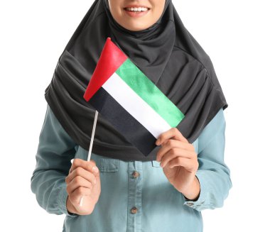 Beyaz arka planda BAE bayrağı olan genç Müslüman kadın.