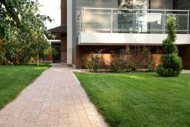 Şehrin modern binasının yakınındaki ara sokak manzaralı güzel manzara tasarımı