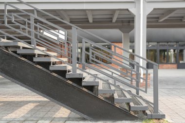 Parmaklıklı modern metal merdivenlerin manzarası.