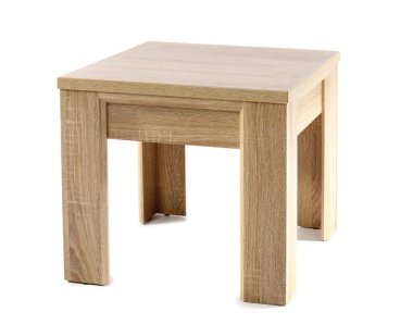 Beyaz arka planda küçük ahşap sehpa.