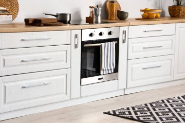 Mutfak içi çekmeceli modern tezgahlar.