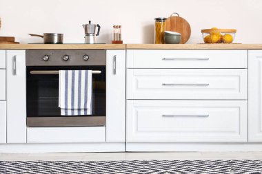 Mutfağın içinde çekmeceleri ve fırını olan tezgahlar.