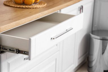 Mutfakta boş bir çekmece var, yakın plan.