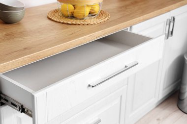 Mutfakta boş bir çekmece açılmış.