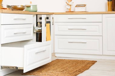 Açık mutfak içlerindeki çekmeceler.