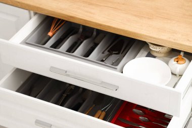 Mutfak gereçleri ile açılan çekmeceler, yakın çekim