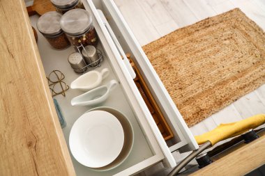 Çekmeceleri çatal bıçakla, kavanozları da mutfaktaki ürünlerle açtık.