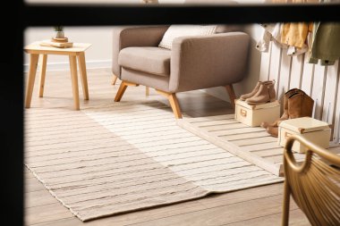 Pencereden modern koridor ve şık halı manzarası