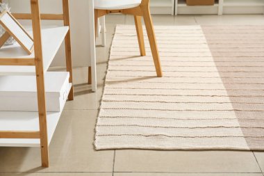 Aydınlık odada fayans zemininde moda halı