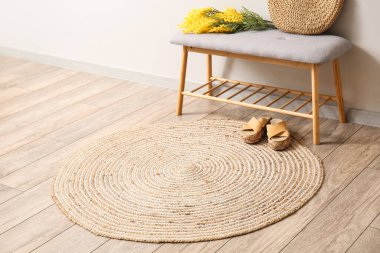 Güzel çiçekli banklar, ayakkabılar ve aydınlık odada şık halılar.