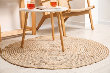 Masada çay bardakları ve ışık odasında hasır halı.