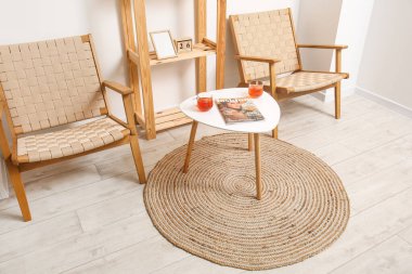 Çay ve dergi dolu bardaklar şık bir odanın içinde masanın üstünde.