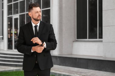 Ofis binası yakınında şık bir işadamı