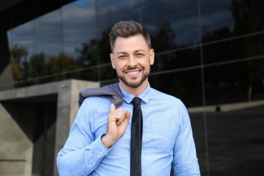 Ofis binası yakınlarında yakışıklı bir işadamı.