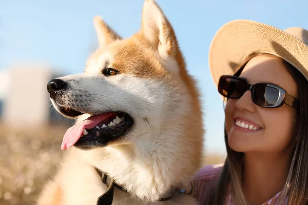 Vicces Akita Inu Kutya Tulajdonos Szabadban Közelkép — Stock Fotó