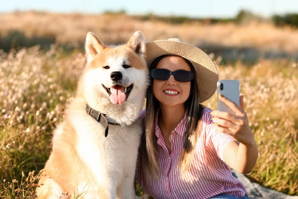 Femeie Amuzant Akita Inu Câine Luând Selfie Aer Liber — Fotografie, imagine de stoc