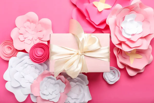 ピンクの背景に紙の花やギフトボックスと美しい春の組成物 — ストック写真