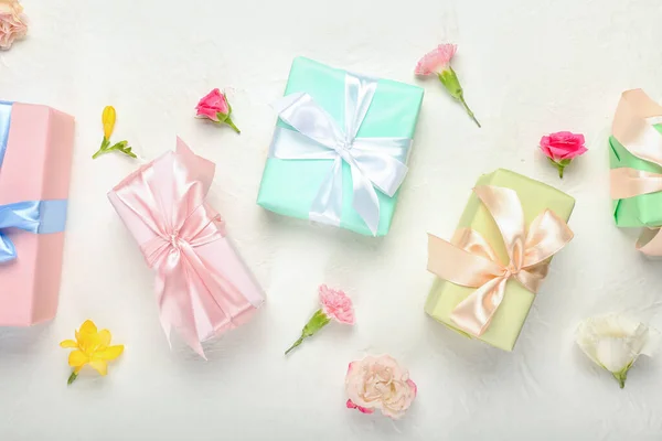 Beautiful Spring Composition Flowers Gift Boxes Light Background — Stock Photo, Image