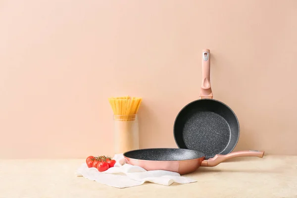 Frying Pans Ingredients Light Table Color Wall — Stock Photo, Image