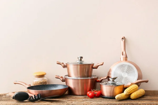 Set Utensilios Cocina Diferentes Ingredientes Mesa Madera Cerca Pared Luz —  Fotos de Stock