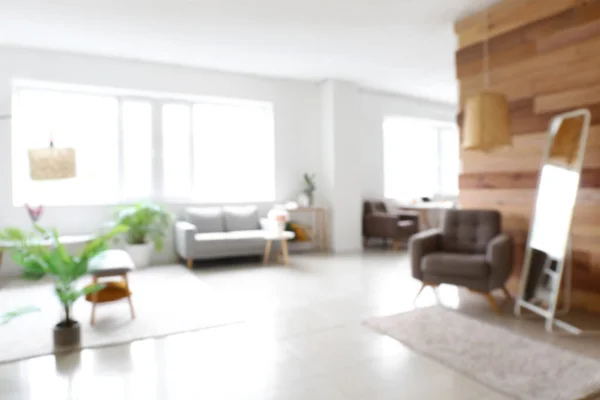 Θολή Άποψη Του Light Living Room Καθρέφτη Και Κομψά Έπιπλα — Φωτογραφία Αρχείου