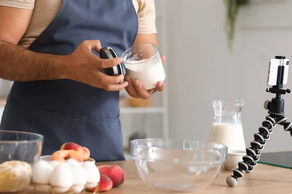 Schöner Mann Mit Einem Glas Mehl Schaut Sich Kochvideo Anleitung — Stockfoto