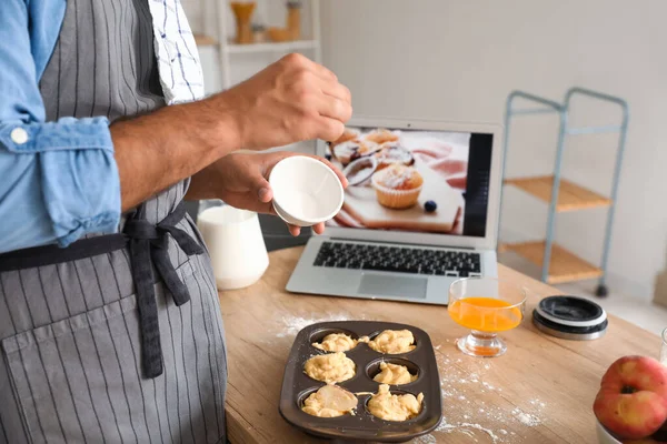 Genç Adam Mutfakta Video Dersini Takip Ederken Şeftalili Kek Hazırlıyor — Stok fotoğraf