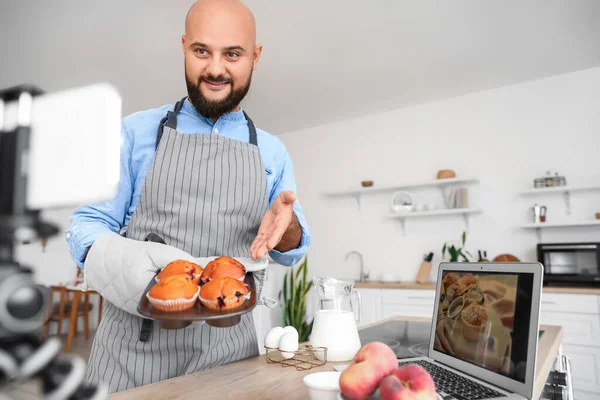 一个英俊的男人 带着美味的桃松饼 在厨房里记录视频教学 — 图库照片
