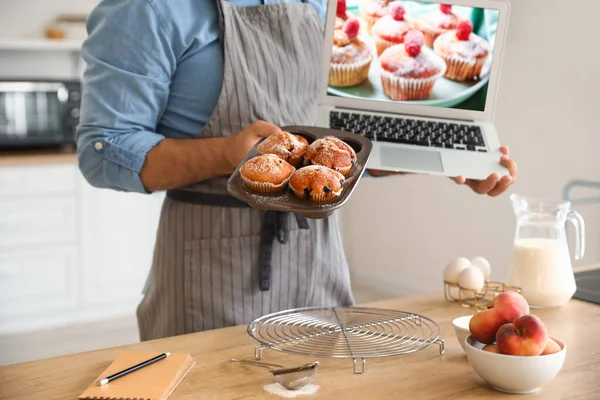 Jóképű Férfi Laptoppal Barackos Muffinnal Konyhában — Stock Fotó