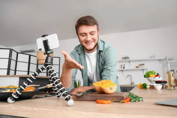 Junger Mann Schaut Kochvideo Anleitung Küche — Stockfoto