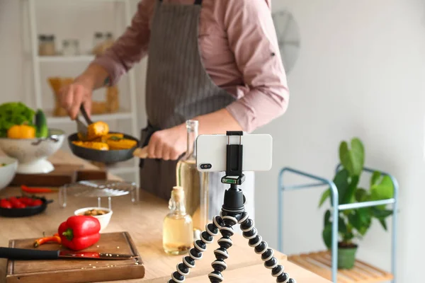 Halter Mit Handy Auf Tisch Küche Nahaufnahme — Stockfoto