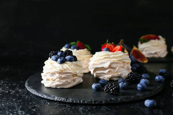 Styrelse Välsmakande Pavlova Kakor Med Färska Bär Mörk Bakgrund — Stockfoto