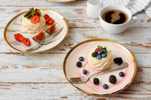 Plates Tasty Pavlova Cakes Berries Light Wooden Background — Stock Photo, Image