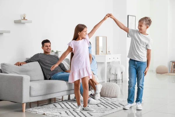 Boldog Pár Táncoló Gyermekeik Otthon — Stock Fotó