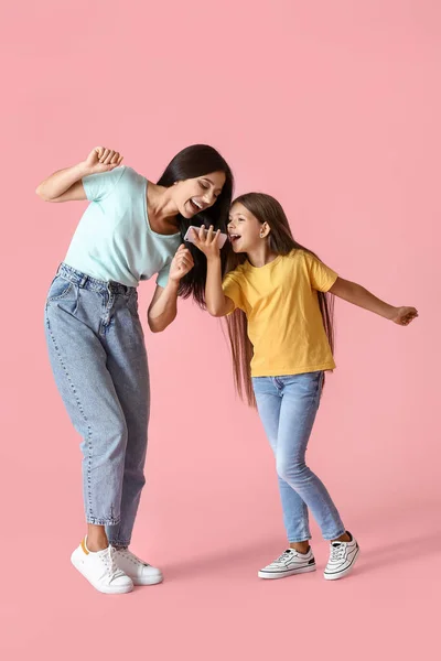 Glücklich Tanzende Frau Und Ihre Tochter Auf Farbigem Hintergrund — Stockfoto