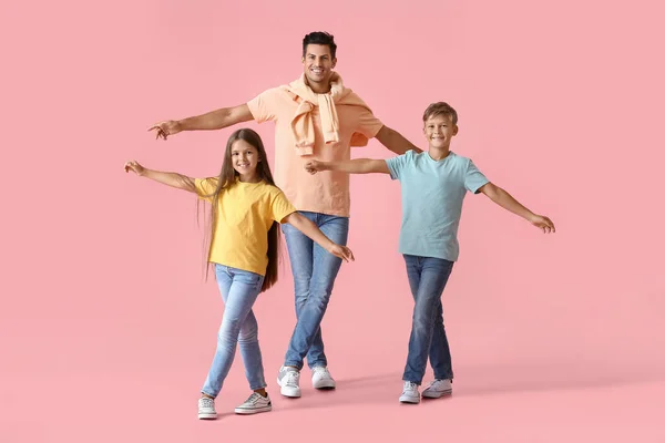 Glücklich Tanzender Mann Und Seine Kinder Auf Farbigem Hintergrund — Stockfoto