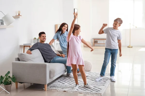 Coppia Felice Loro Bambini Danzanti Casa — Foto Stock