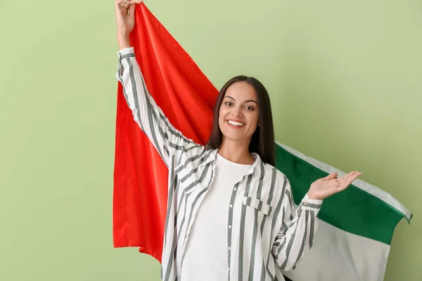 Junge Frau Mit Der Nationalflagge Der Vae Auf Farbigem Hintergrund — Stockfoto