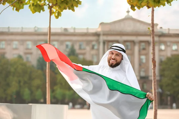 Lächelnder Muslimischer Mann Mit Vae Flagge Freien — Stockfoto