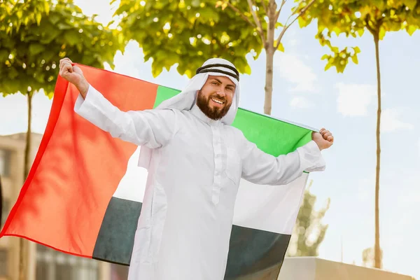 Lächelnder Muslimischer Mann Mit Vae Flagge Freien — Stockfoto