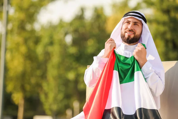 Hombre Musulmán Guapo Con Bandera Los Eau Aire Libre — Foto de Stock