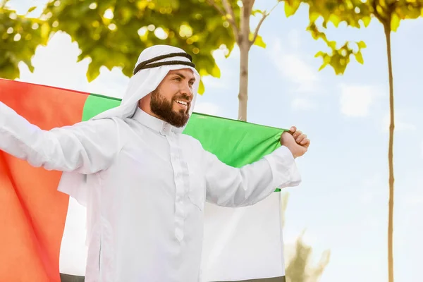 Hombre Musulmán Sonriente Con Bandera Los Eau Aire Libre — Foto de Stock