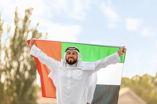 Hombre Musulmán Guapo Con Bandera Los Eau Aire Libre — Foto de Stock